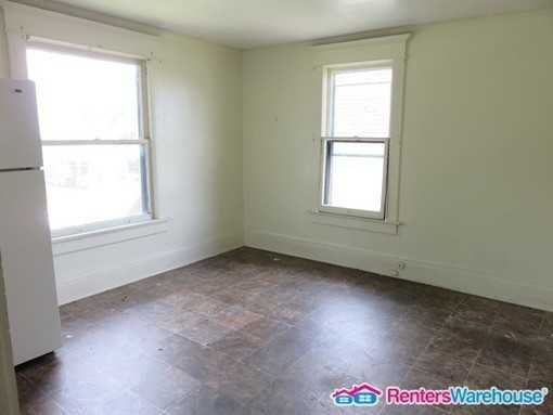 1040 22 Nd St - Photo 2 of 7