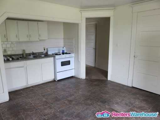 1040 22 Nd St - Photo 3 of 7