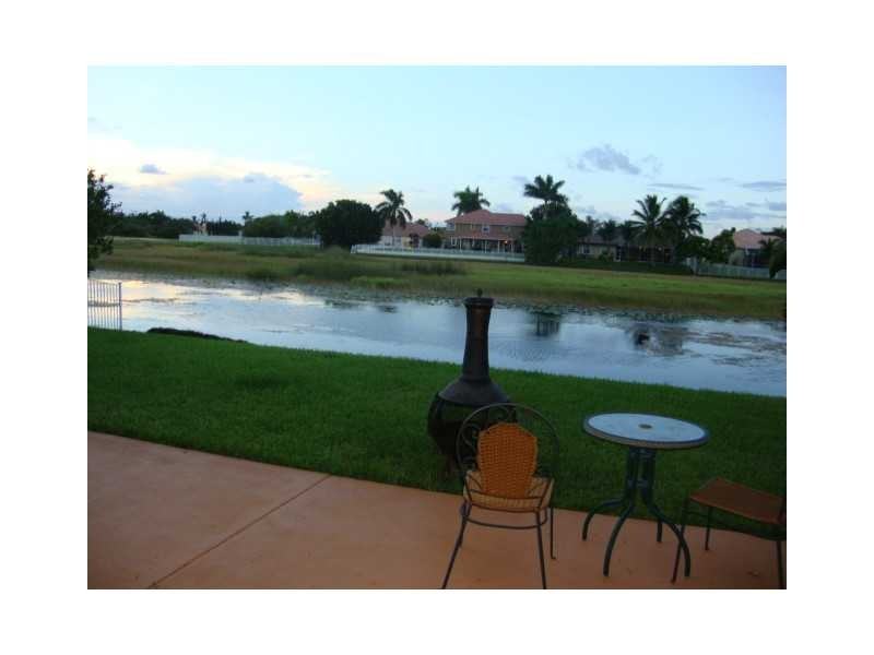 16555 Mariposa Cir N - Photo 2 of 9