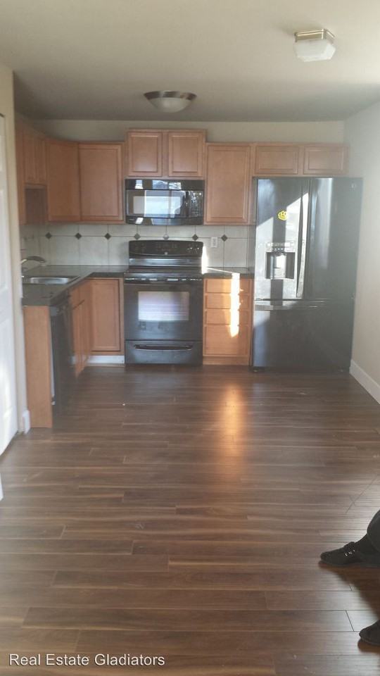 8621 13th Pl Ne - Photo 2 of 7