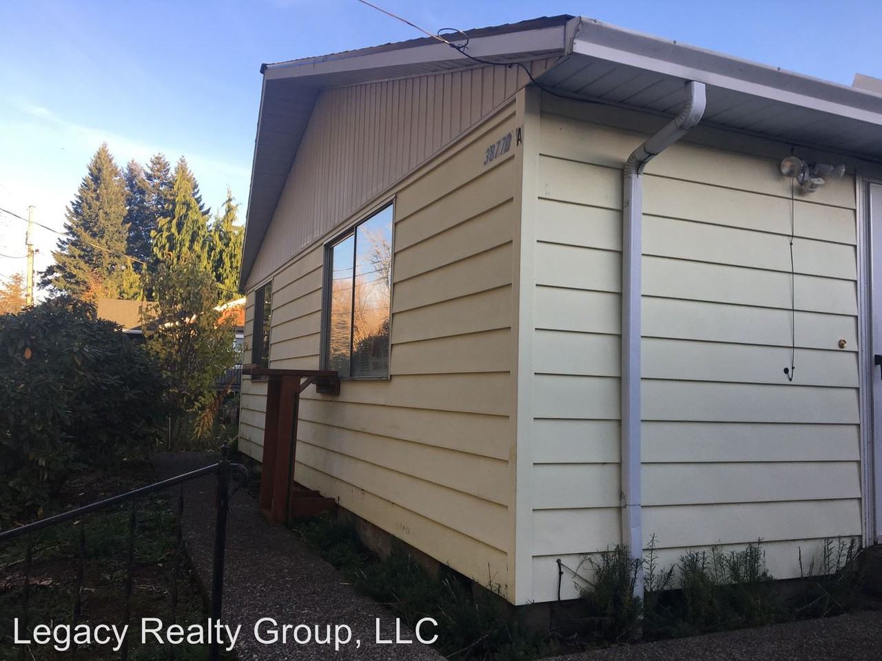 38770 Park St - Photo 3 of 16
