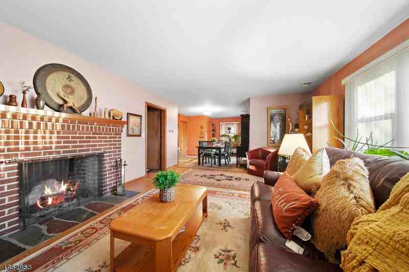 605 Leland St - Photo 2 of 19