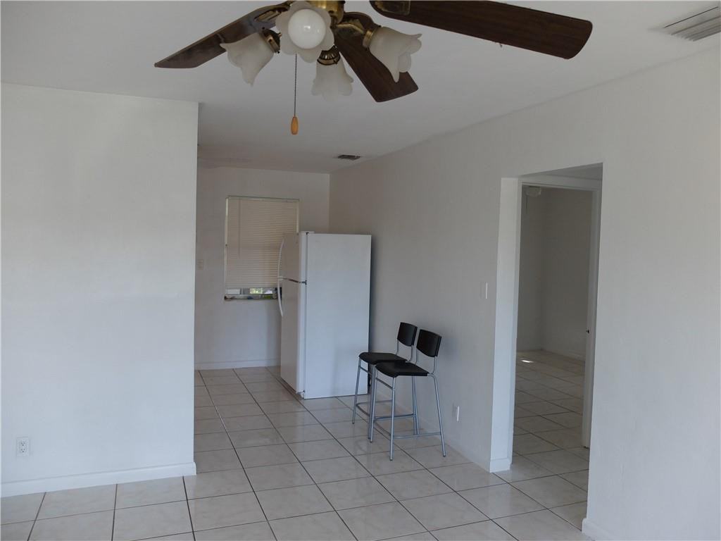 905 Northeast 7th Street - Photo 2 of 17