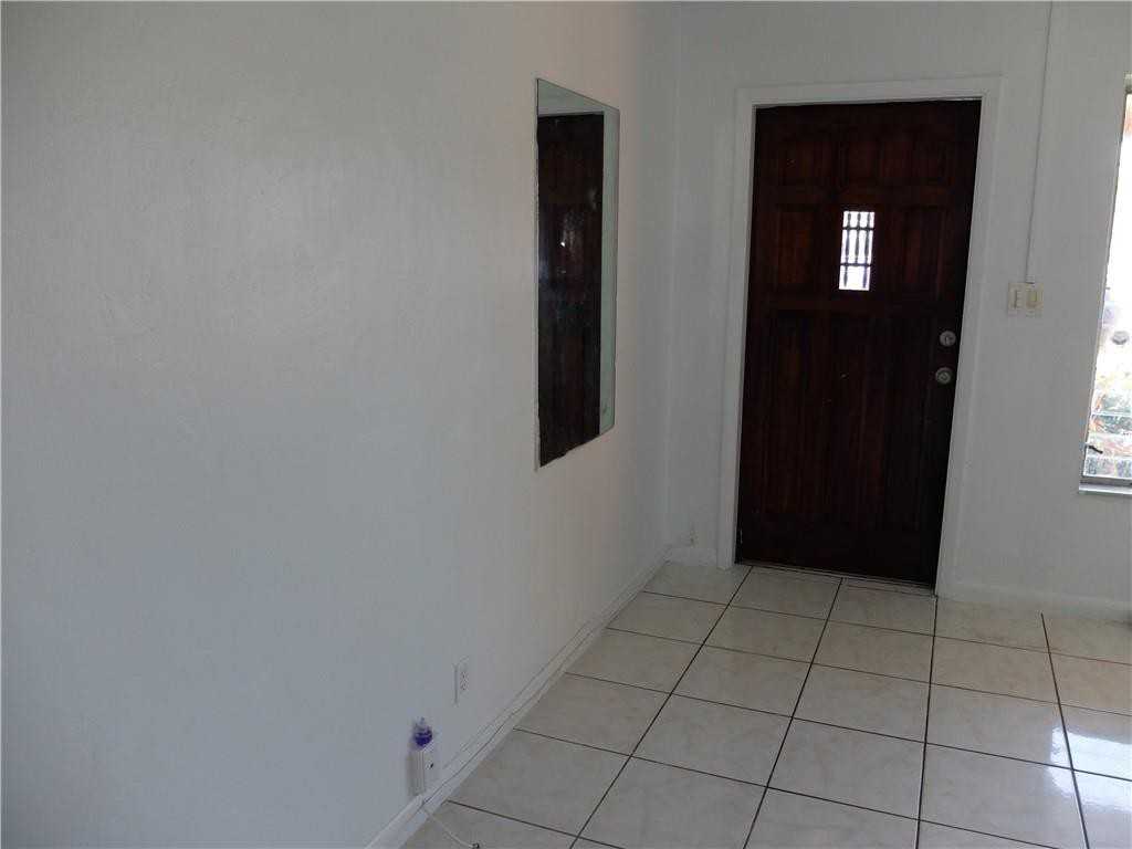 905 Northeast 7th Street - Photo 3 of 17