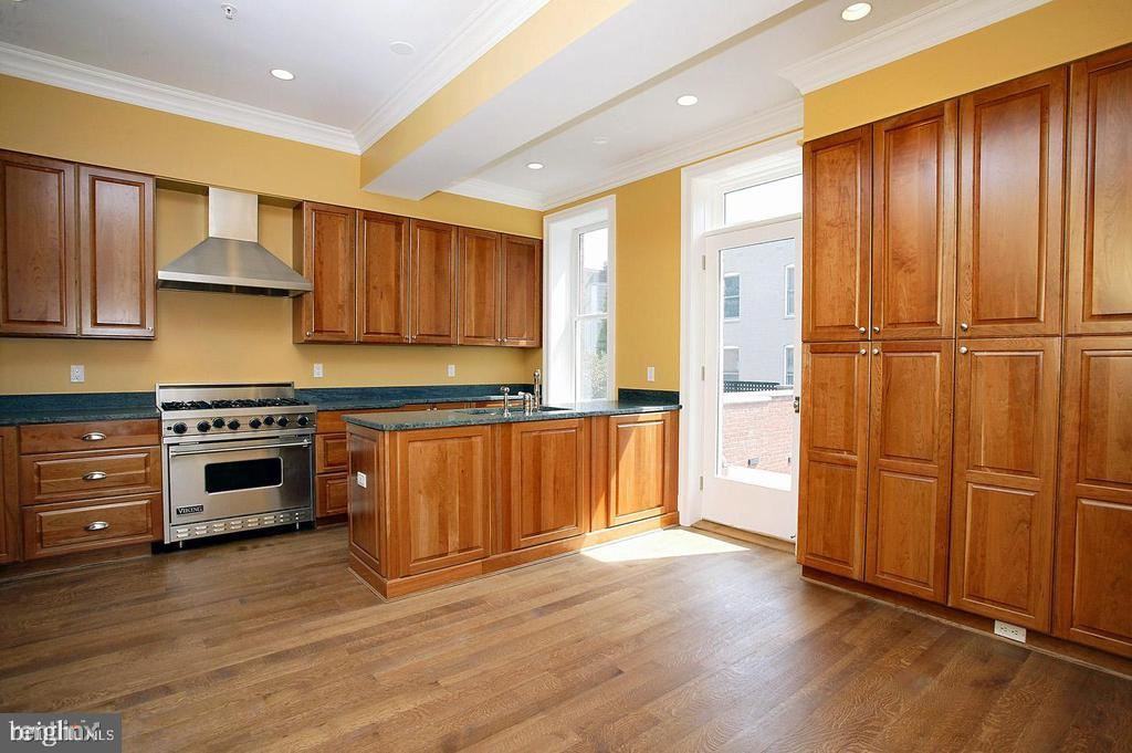 2138 Bancroft Pl Nw - Photo 3 of 16