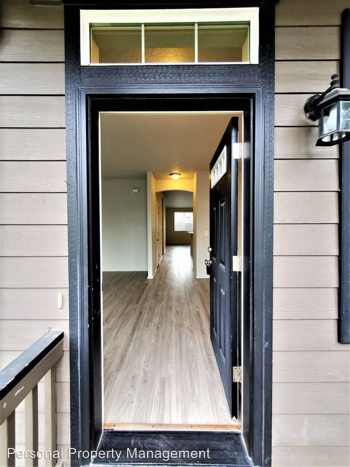1128 Ne 54th St. - Photo 2 of 18