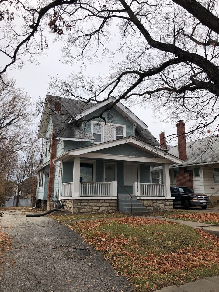 2607 E 73 Road St - Photo 2 of 9