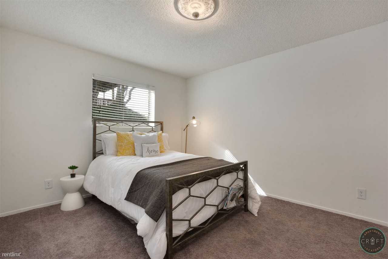 1104 E Live Oak St - Photo 3 of 7