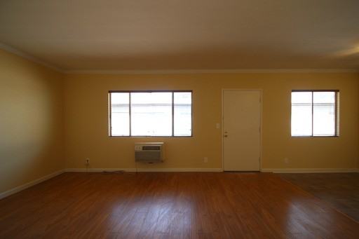 10921 Bloomfield St #07 - Photo 3 of 9