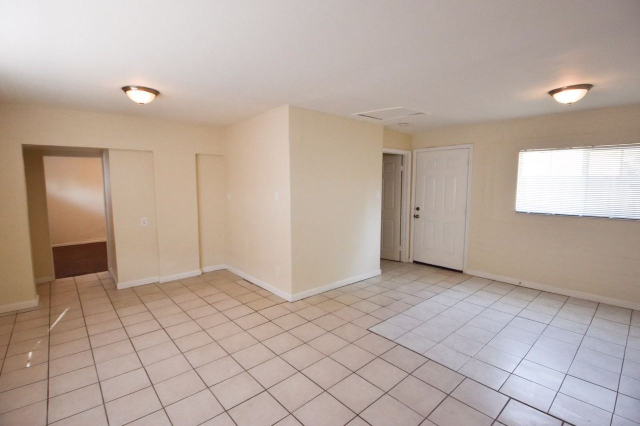 12822 Filmore St - Photo 2 of 11