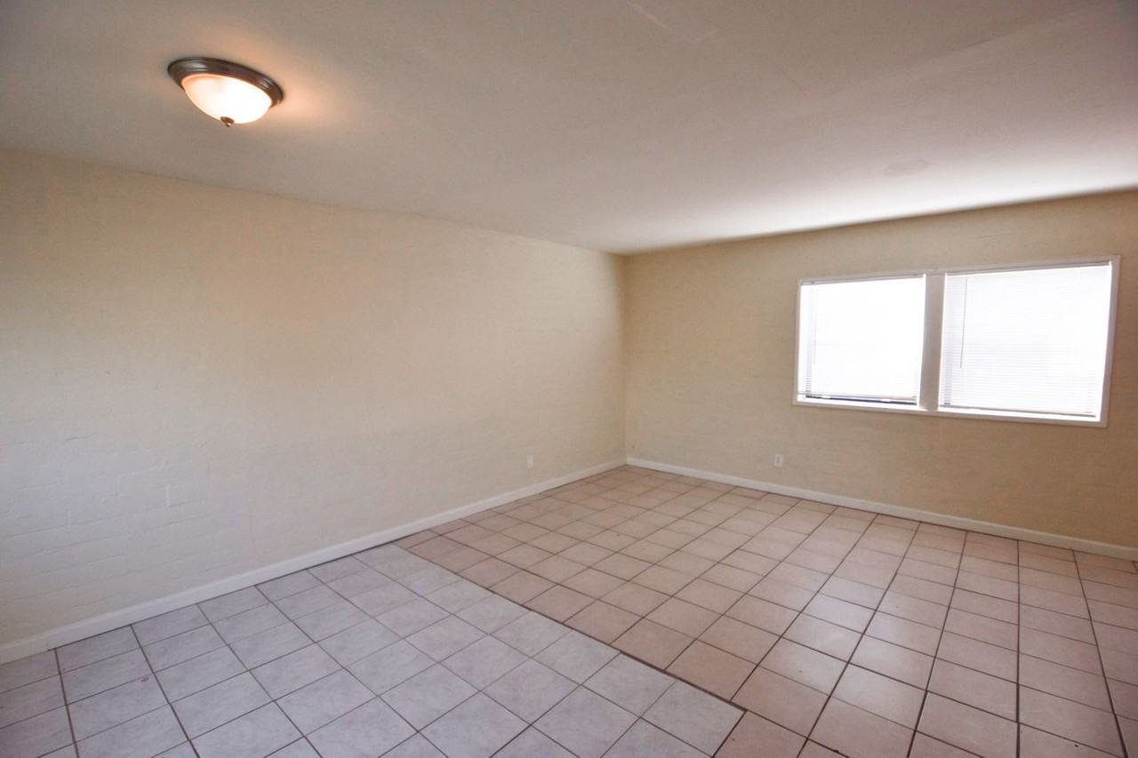 12822 Filmore St - Photo 3 of 11