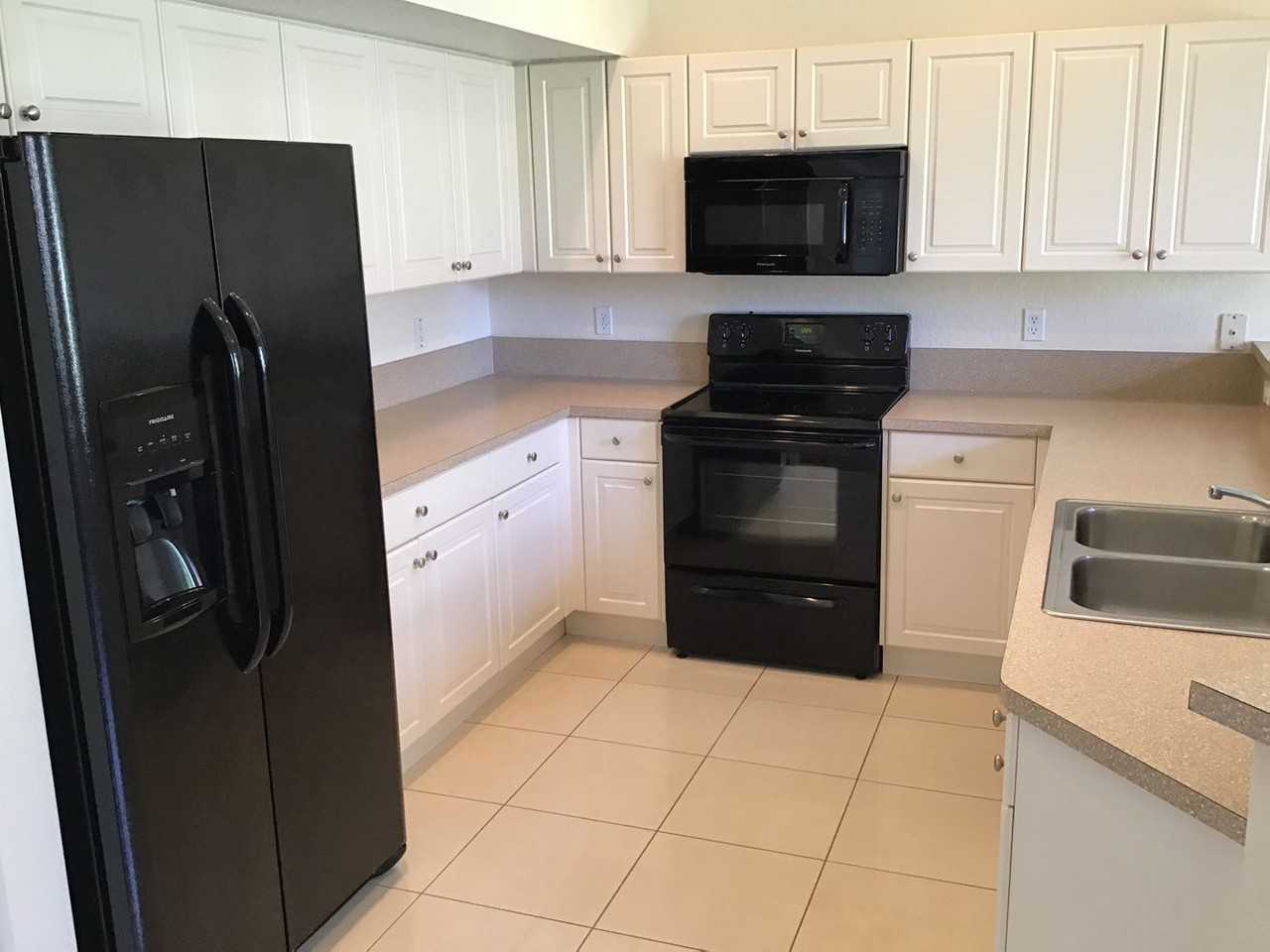 1837 Nw 3rd St - Photo 3 of 14