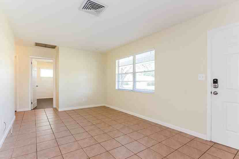 726 Lynndale St N - Photo 3 of 18