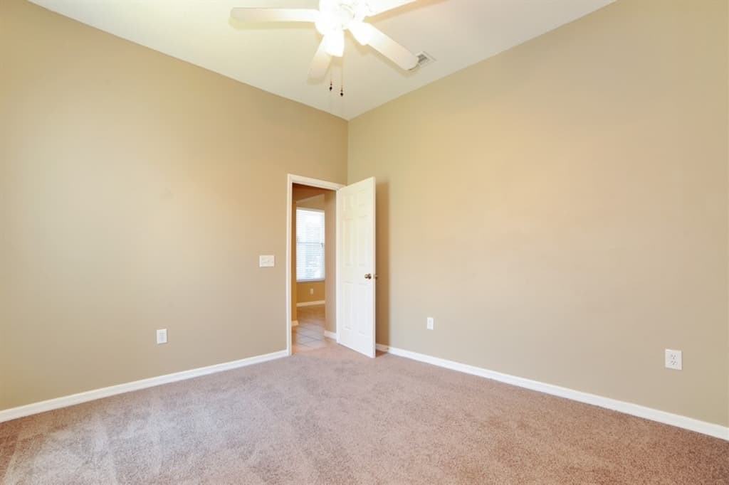 7077 Hazeltine Cir - Photo 3 of 23