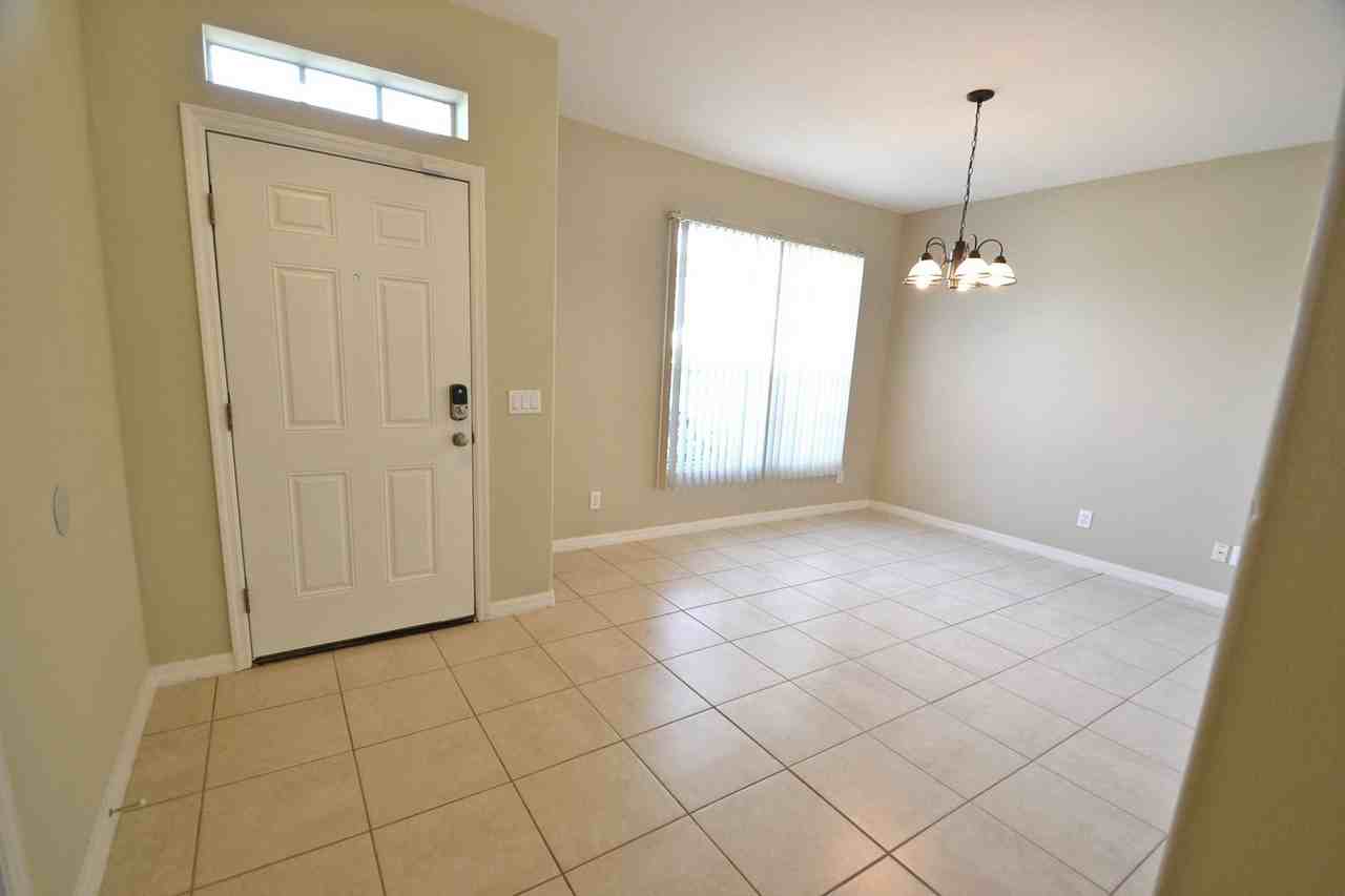 1850 Barrington Cir - Photo 2 of 11