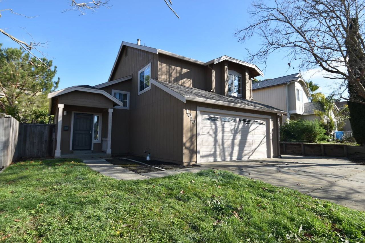 1010 Pueblo Ct - Photo 2 of 17