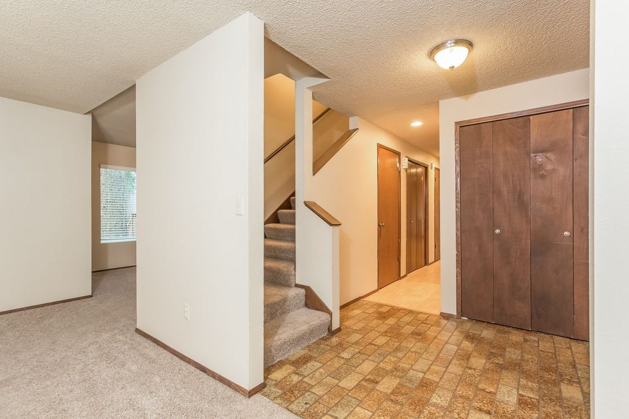 10710 38th Ave Ne - Photo 2 of 21