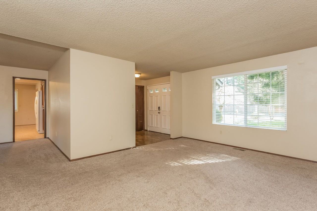10710 38th Ave Ne - Photo 3 of 21