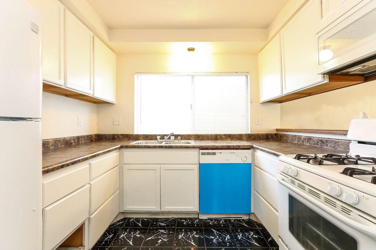 622 W Cypress St - Photo 3 of 16