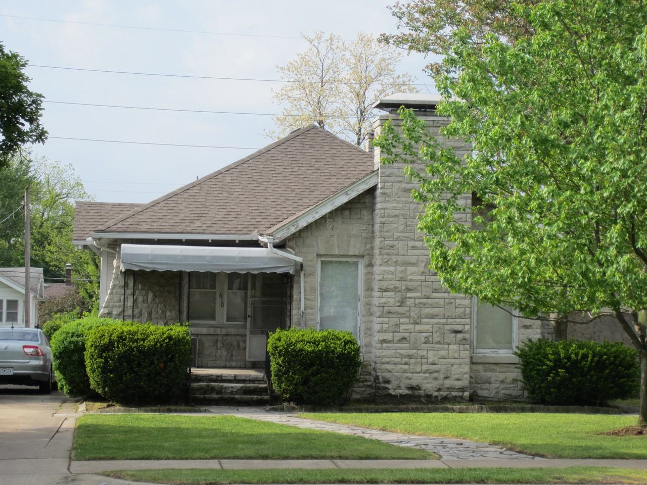 610 E Grand St - Photo 2 of 3