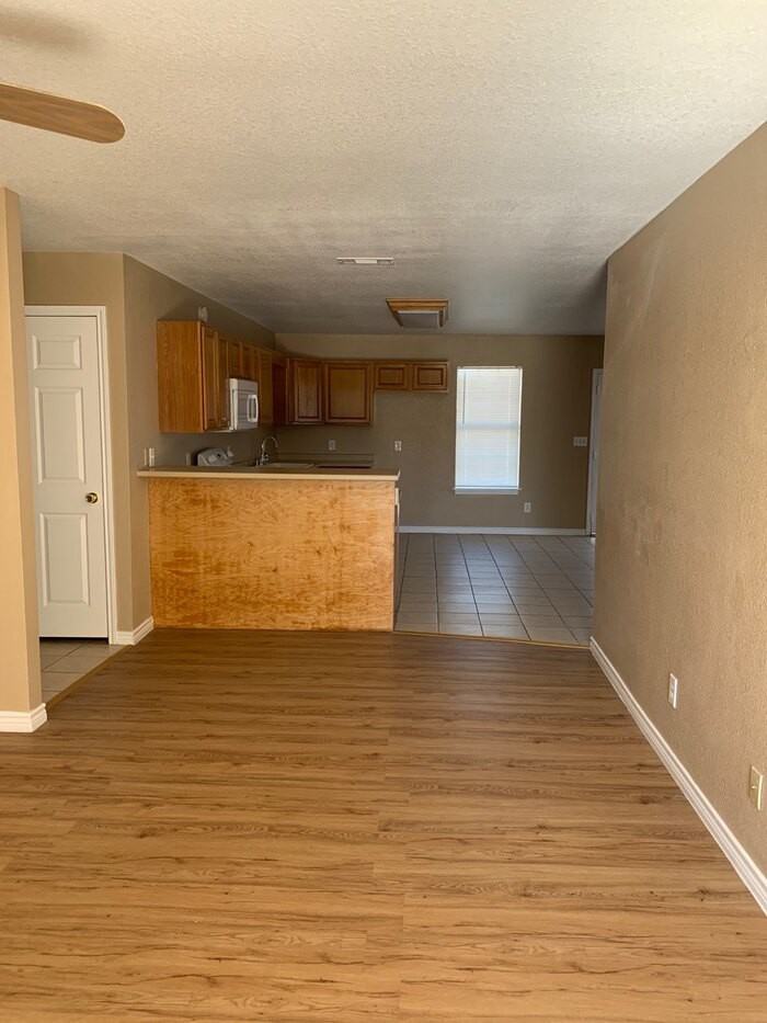 416 West Dengar Avenue - Photo 3 of 12