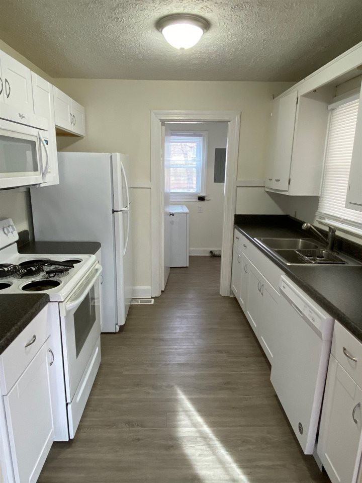 1032 Mcelroy Way - Photo 3 of 8