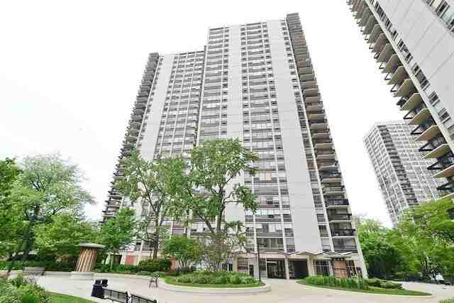 1360 N Sandburg Ter #704