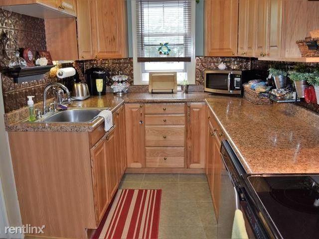 422 W Rosser Ave - Photo 3 of 9