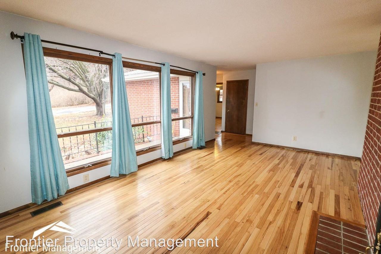 1111 Pioneer Ln - Photo 3 of 27