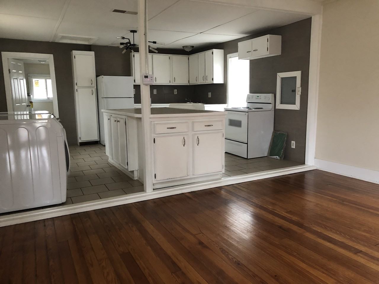 762 Charles Ave - Photo 3 of 11