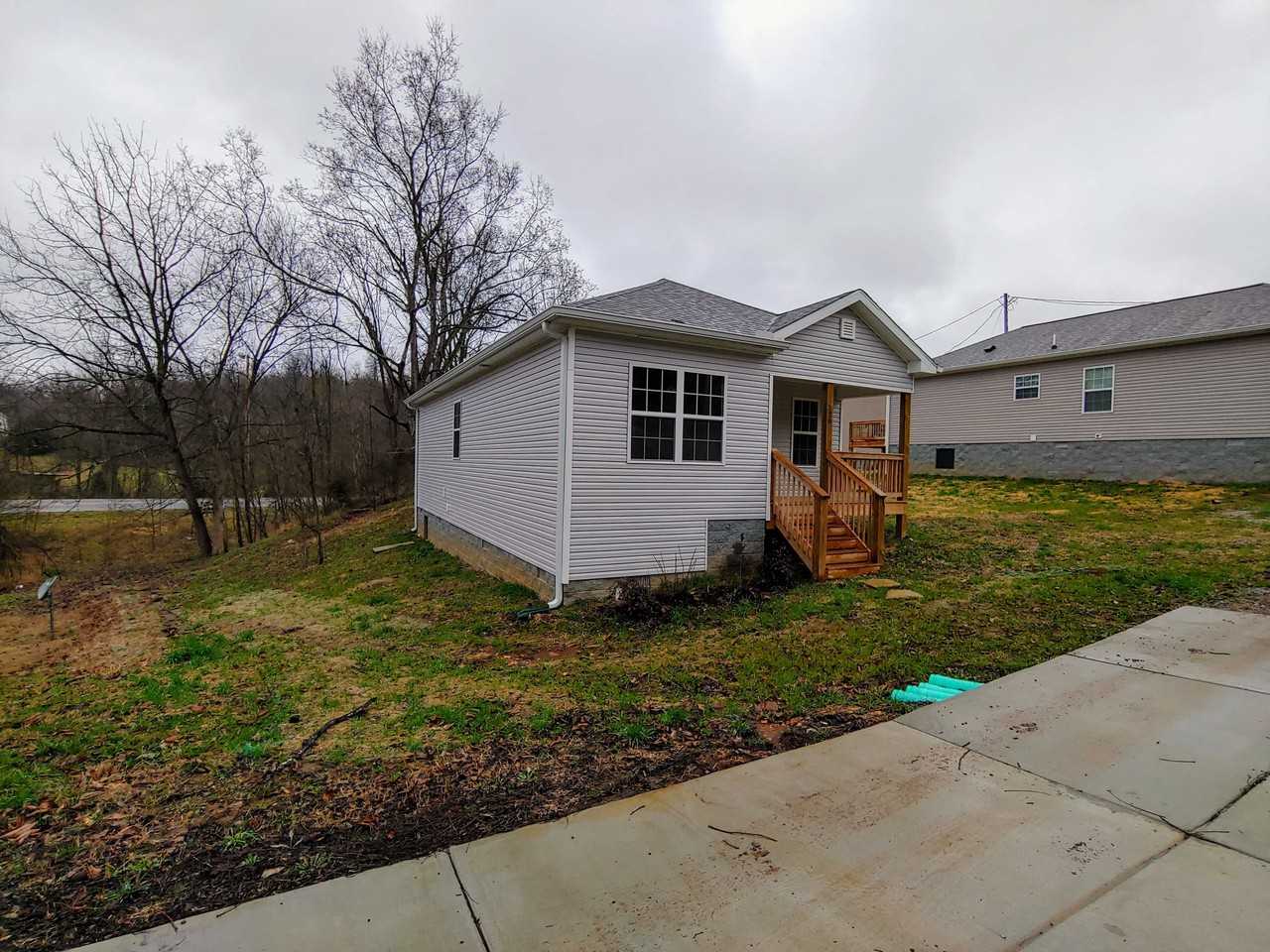 528 Center Ave - Photo 3 of 25