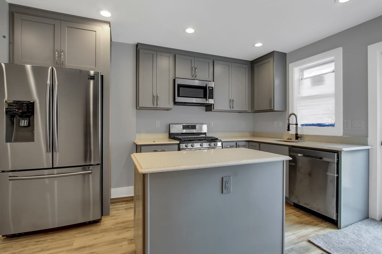 3318 Clay Place Northeast - Photo 3 of 13