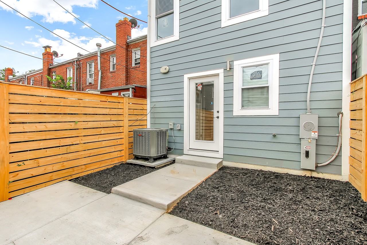 3318 Clay Place Northeast - Photo 2 of 13