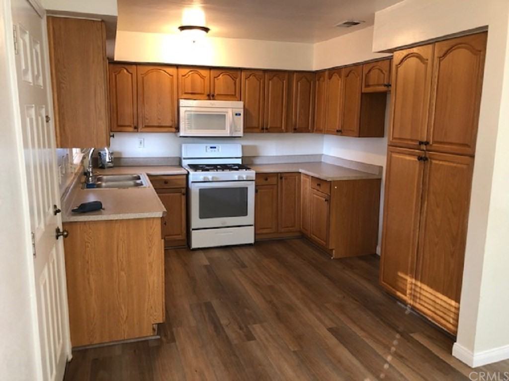 4372 Valley View Avenue - Photo 3 of 6