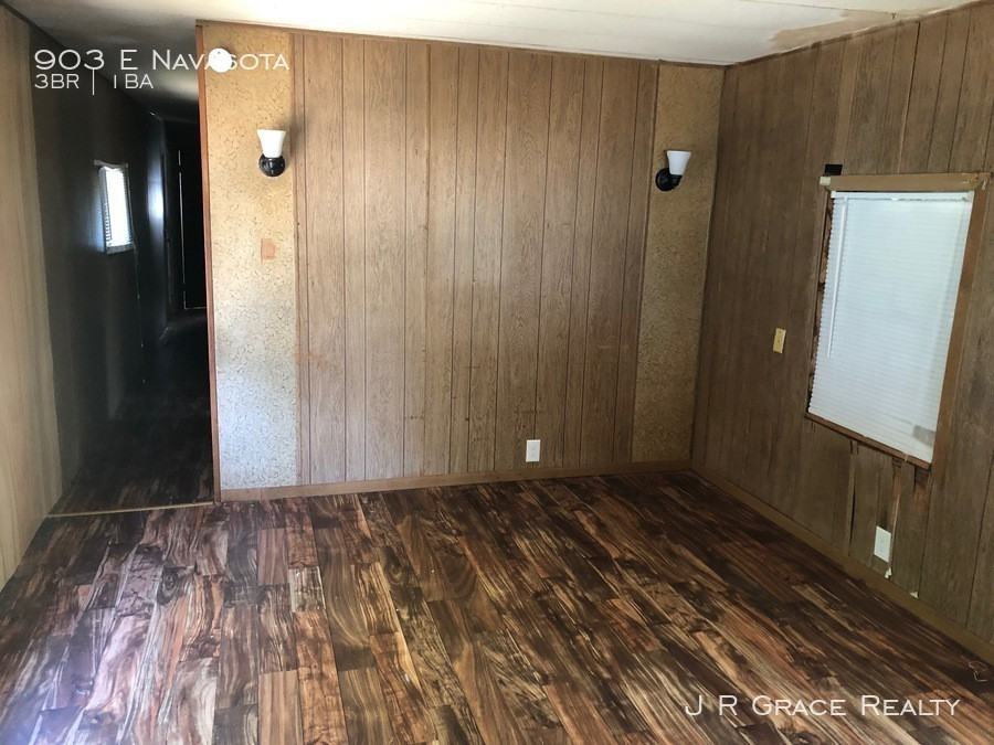 903 E Navasota - Photo 3 of 6