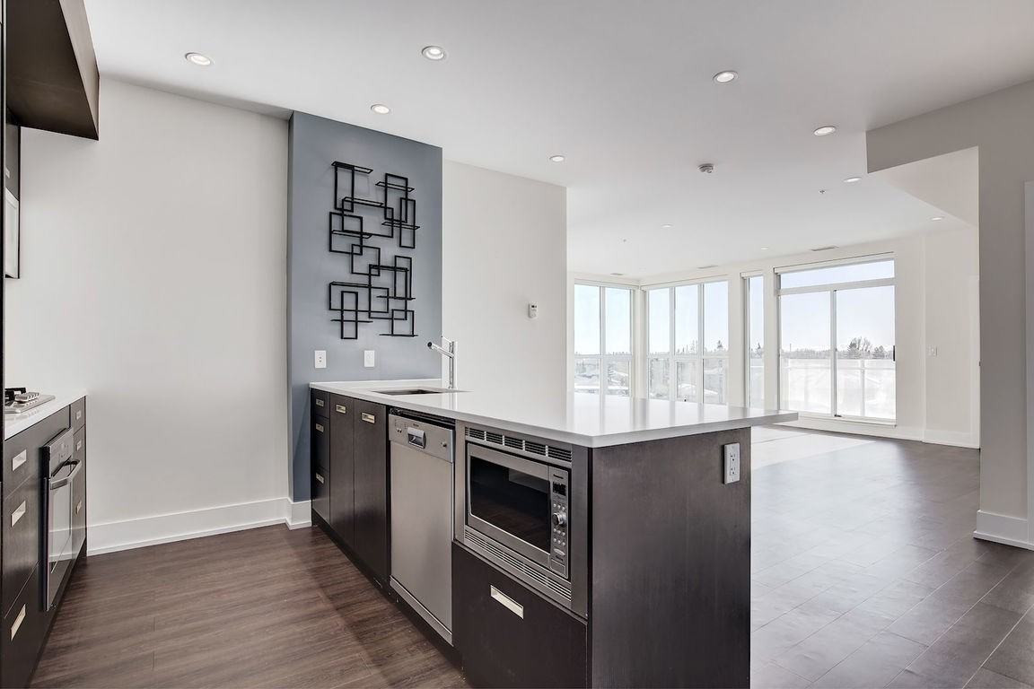 Executive High End Condo in Sought After Casel Building in Killarney!! - Photo 3 of 31