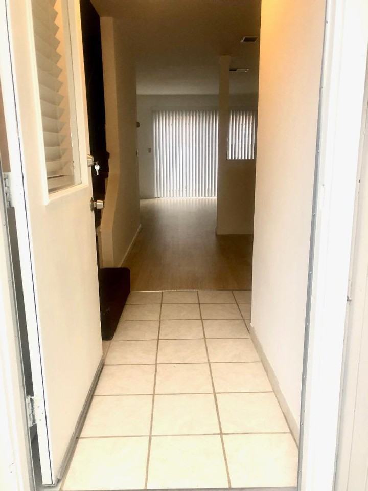 372 S. Cypress Ave 1 - Photo 3 of 7