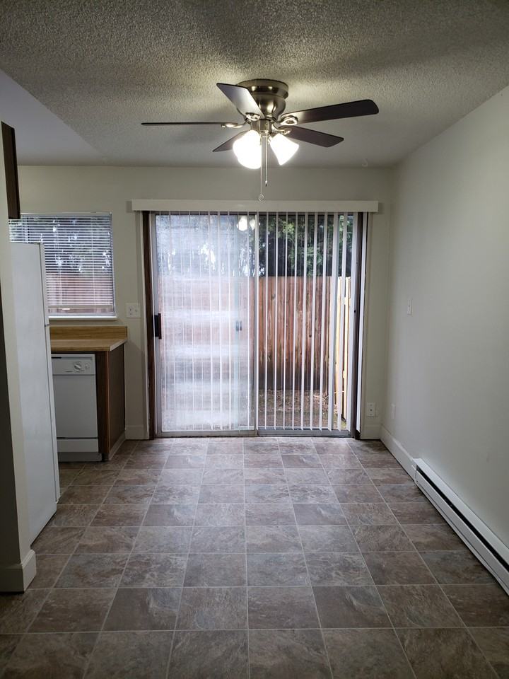 Dakota Knoll Apartments - Photo 2 of 4