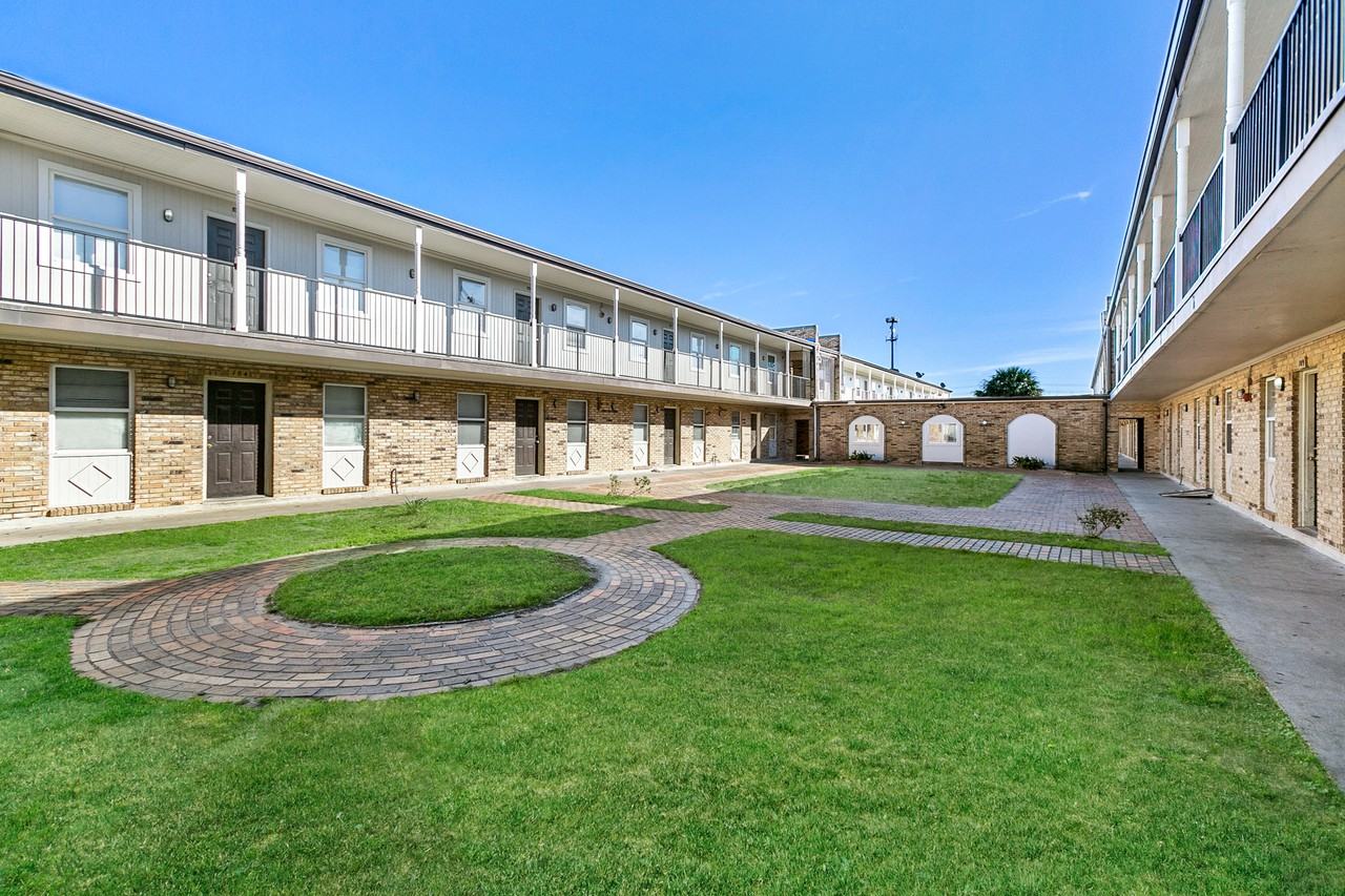 8522 Chef Menteur Highway - Photo 2 of 6