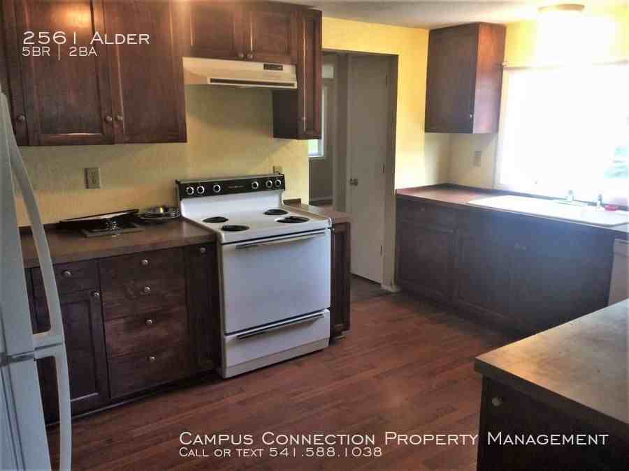 2561 Alder St - Photo 3 of 9