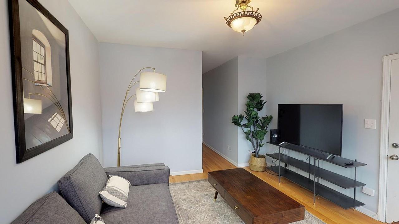 Welcoming West Town apartment near Blue Line - Photo 2 of 11