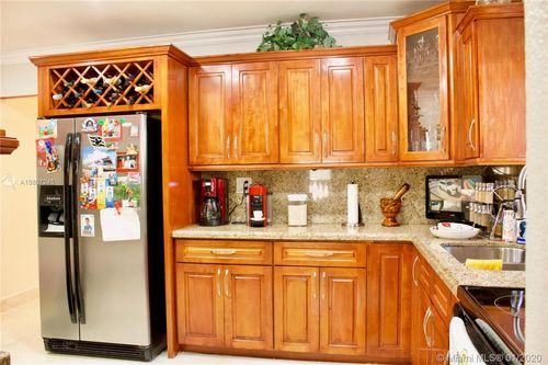 281 West 17th Street - Photo 2 of 8