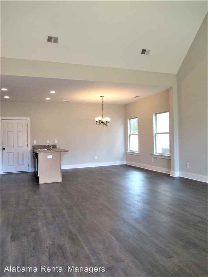 8616 Old Highway 31 - Photo 2 of 23