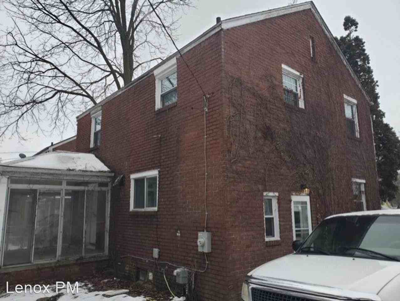 489 Iroquois - Photo 2 of 19