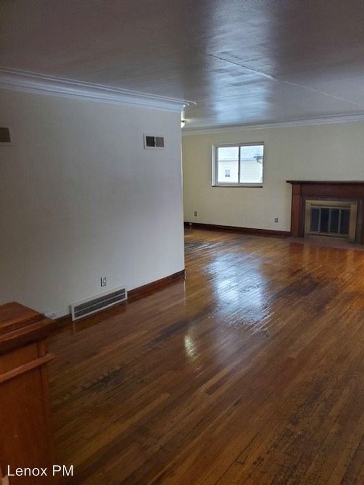 489 Iroquois - Photo 3 of 19