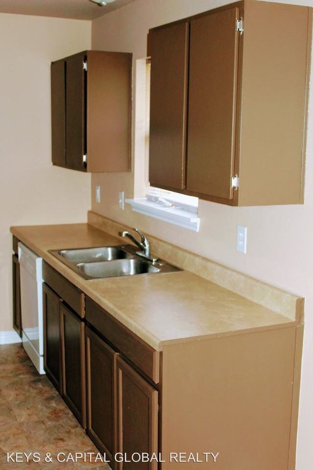 1002 GUNNISON - Photo 2 of 7