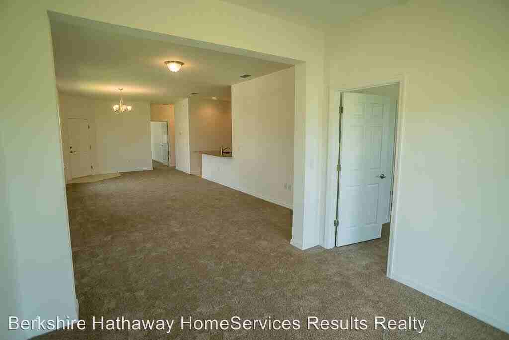 26942 White Plains Way - Photo 3 of 17