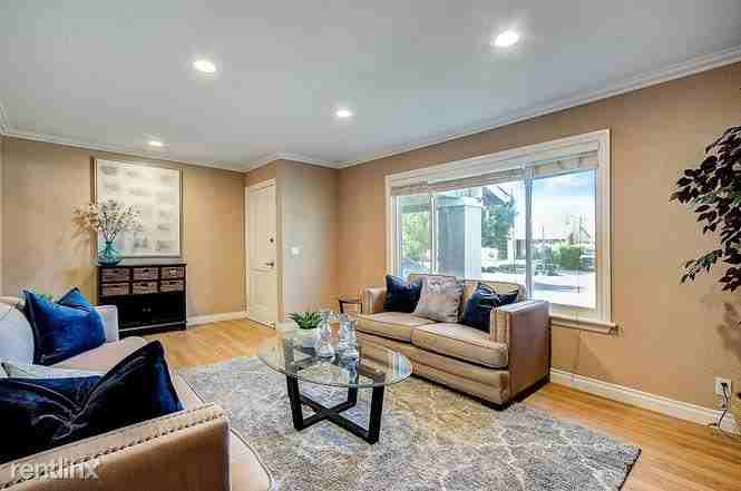 372 Avenida Manzanos - Photo 2 of 10