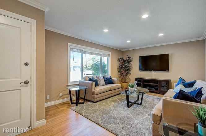 372 Avenida Manzanos - Photo 3 of 10