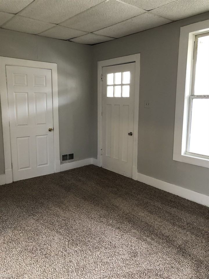 1061 Pennsylvania Ave - Photo 3 of 8